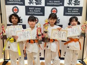 小学二年生女子初級の部 優勝:杉田陽葵 準優勝:小野口稟乃 三位:加藤有咲 三位:ダラ・ワイラミノ・リヴィマンサ