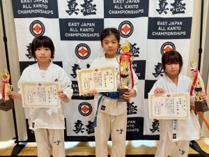 小学三年生女子初級の部 優勝:大川伊千香 準優勝:柴山千織 三位:石川千穂
