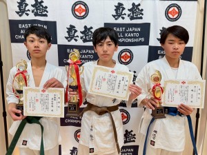 中学一年男子初級50kg以上の部 優勝:青柳龍介 準優勝:澤田明翔 三位:磯流空