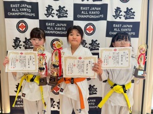小学四年生女子初級の部 優勝:東宮乙操 準優勝:久田栞愛 三位:駒舘芽依