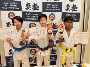 小学六年生男子初級の部 優勝:中川珠皇 準優勝:ダラ・ワイララヌガ・サチヒロ 三位:鈴木燈夜