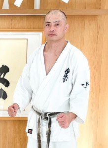 支部長｜ 御子柴　直司