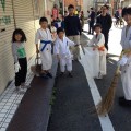 三軒茶屋道場の子供達が商店街の清掃活動を行いました。