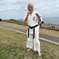 ６４歳長島新、黒帯を締める。